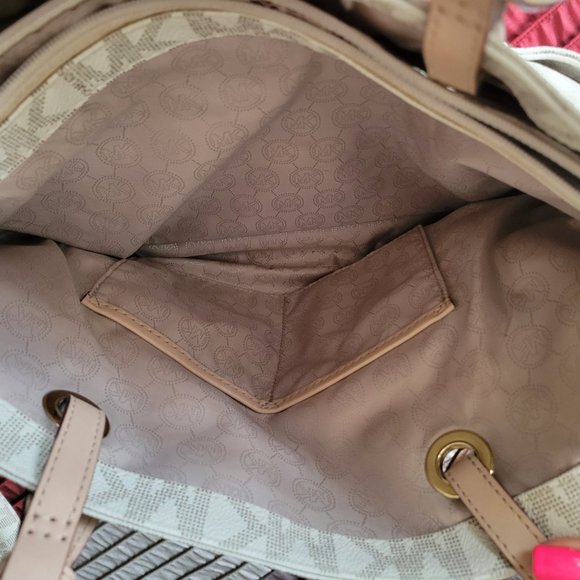 Michael Kors Handbag with Matching Wallet and Cosmetics Bag - Picture 11 of 11